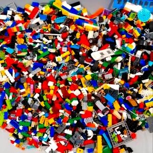 Approximately 5 lbs of Lego's with some minifigures & minifigure parts included.